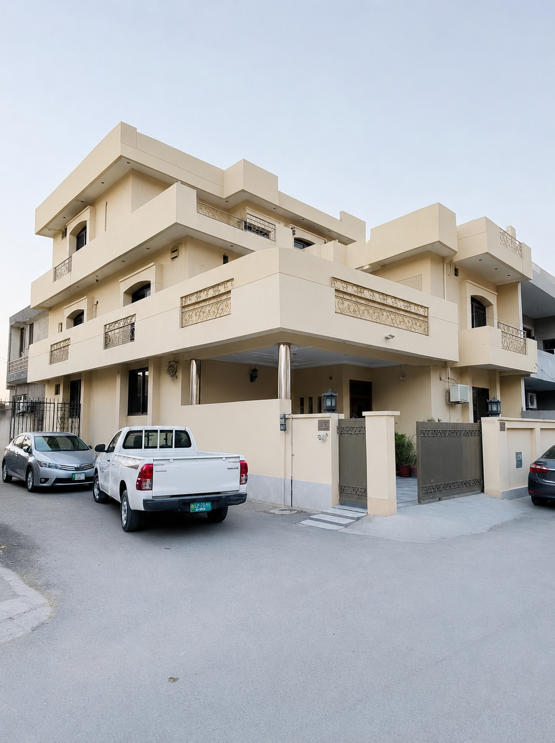 10 Marla Triple Story Corner House